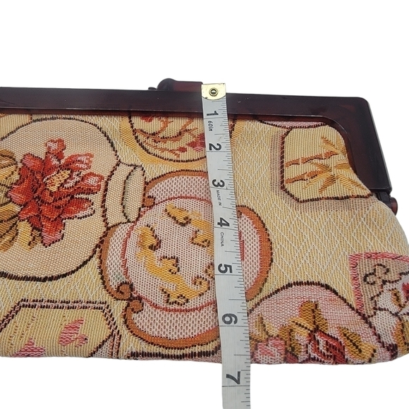 Tapestry style clutch w tortoise/lucite handle - Picture 7 of 7